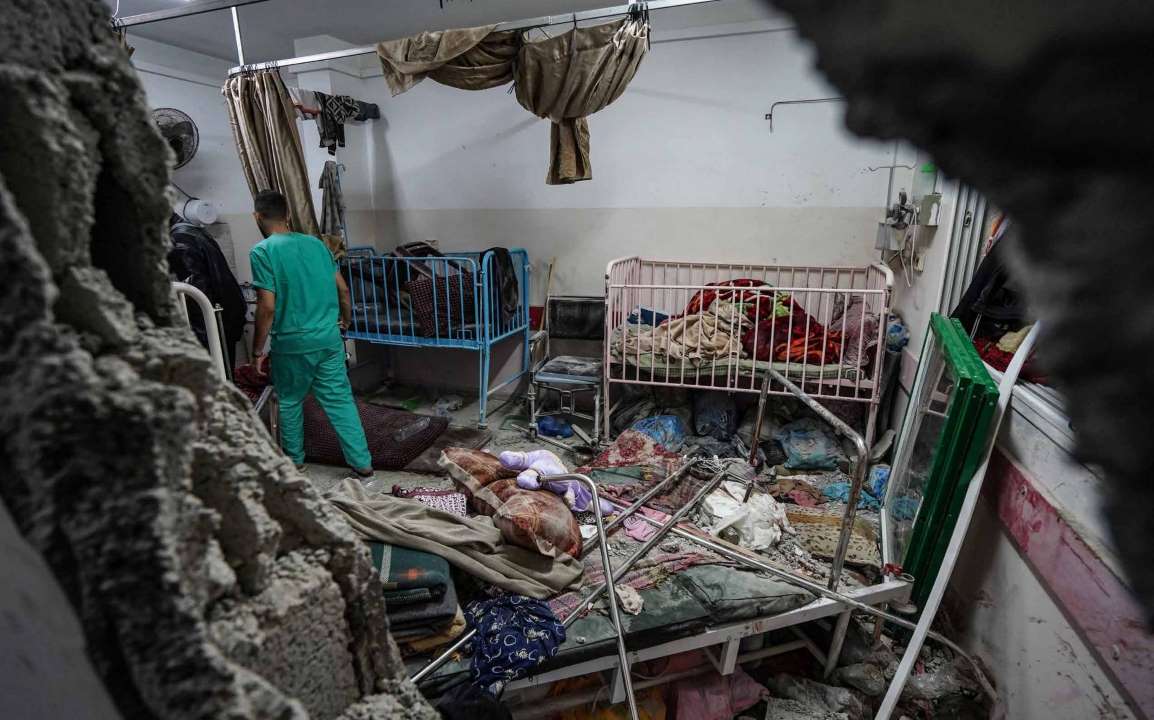 الجيش الإسرائيلي يقصف قسم الأطفال في مستشفى ناصر الطبي بمدينة خان يونس.