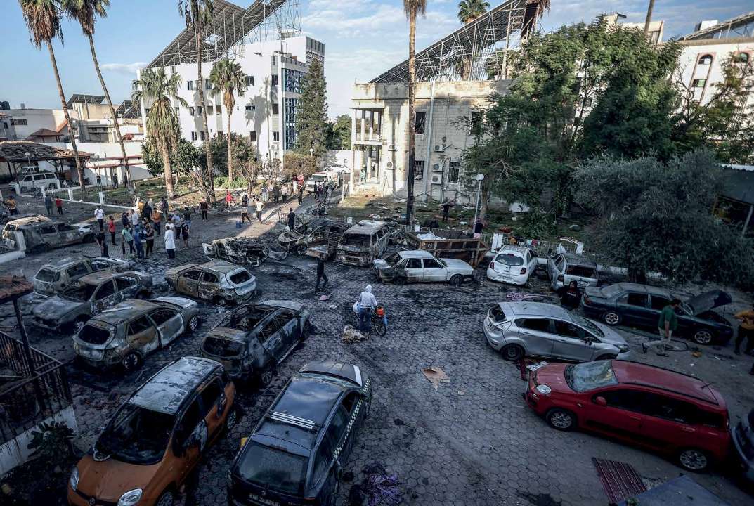 مقتل مئات الفلسطينيين في هجوم جوي شنّه الجيش الإسرائيلي على مستشفى الأهلي العربي المعمداني في غزة. وجراء القصف، أصيبت السيارات المركونة في ساحة المستشفى بأضرار كبيرة وأصبحت غير قابلة للاستخدام.