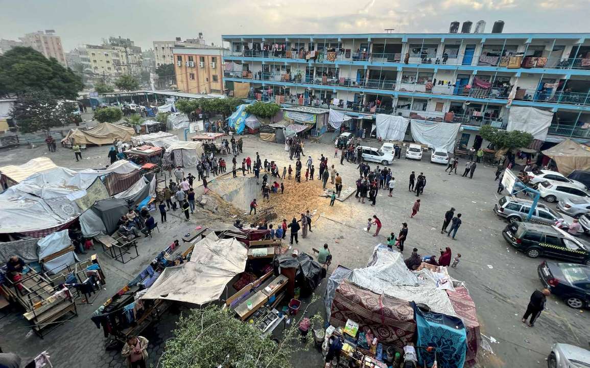 حفرة تكوّنت نتيجة الهجمات الجوية التي شنتها القوات الإسرائيلية على مخيم جباليا للاجئين في غزة بتاريخ 12 نوفمبر/ تشرين الثاني 2023.