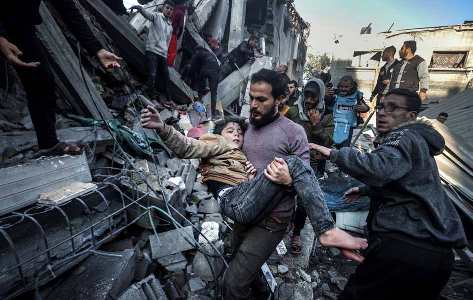الهجمات الإسرائيلية المتواصلة على قطاع غزة المحاصر، تستهدف منزلاً لعائلة الواوي في الزوايدة، مما أسفر عن وقوع قتلى وجرحى. جهود البحث والإنقاذ التي بذلها سكان المنطقة تسفر عن إنقاذ طفل فلسطيني من تحت الأنقاض.