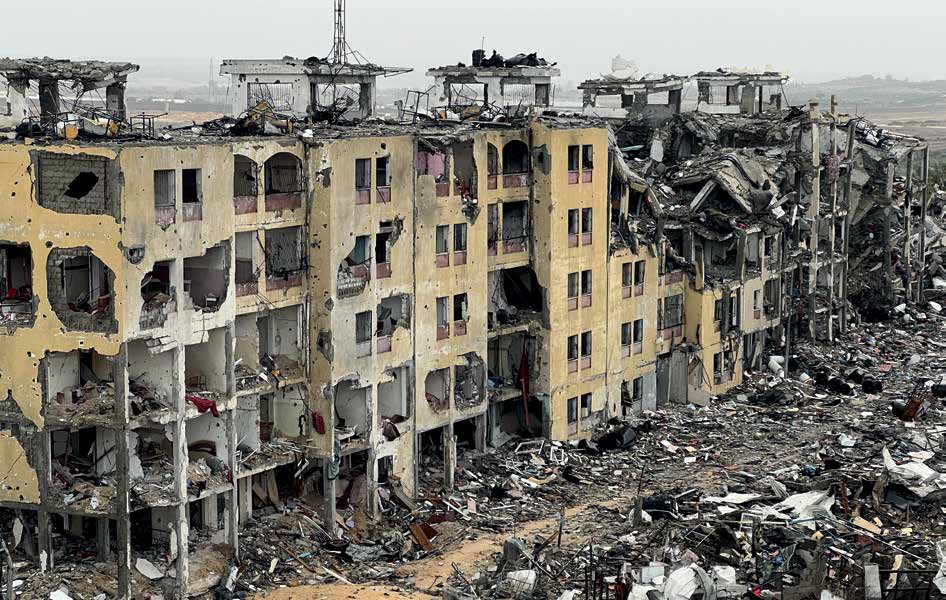 في مدينة بيت حانون في غزة، الهجمات التي تشنها القوات الإسرائيلية خلال اليوم الرابع من التهدئة الإنسانية بين إسرائيل وحماس، تتسبب مبنيين شهيرين في غزّة، هما برج النّدى وبرج العودة.