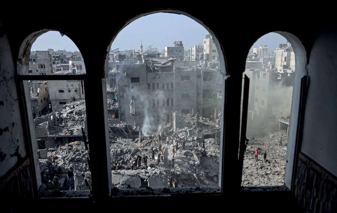 لقي عدد كبير من الفلسطينيين مصرعهم جراء الهجمات التي شنتها القوات الإسرائيلية على مخيم البريج للاجئين في غزة. فيما يقوم الناجون من السكان المحليين بعمليات البحث والإنقاذ بعد توقف الهجمات.