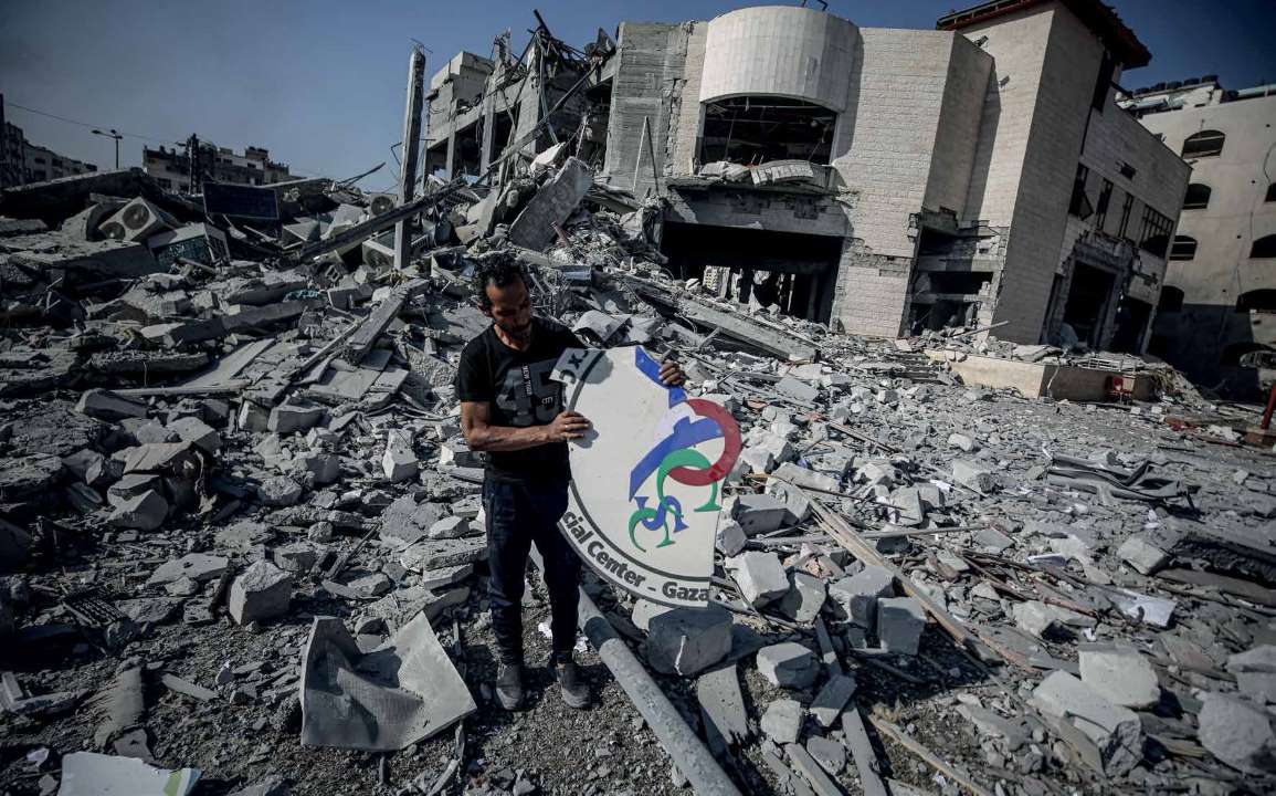 حجم الدمار الذي ألم بالمركز الثقافي والاجتماعي الارثوذكسي العربي في منطقة تل الهوى بغزة، عقب الغارة الجوّية الذي شنتها قوات الجيش الإسرائيلي.