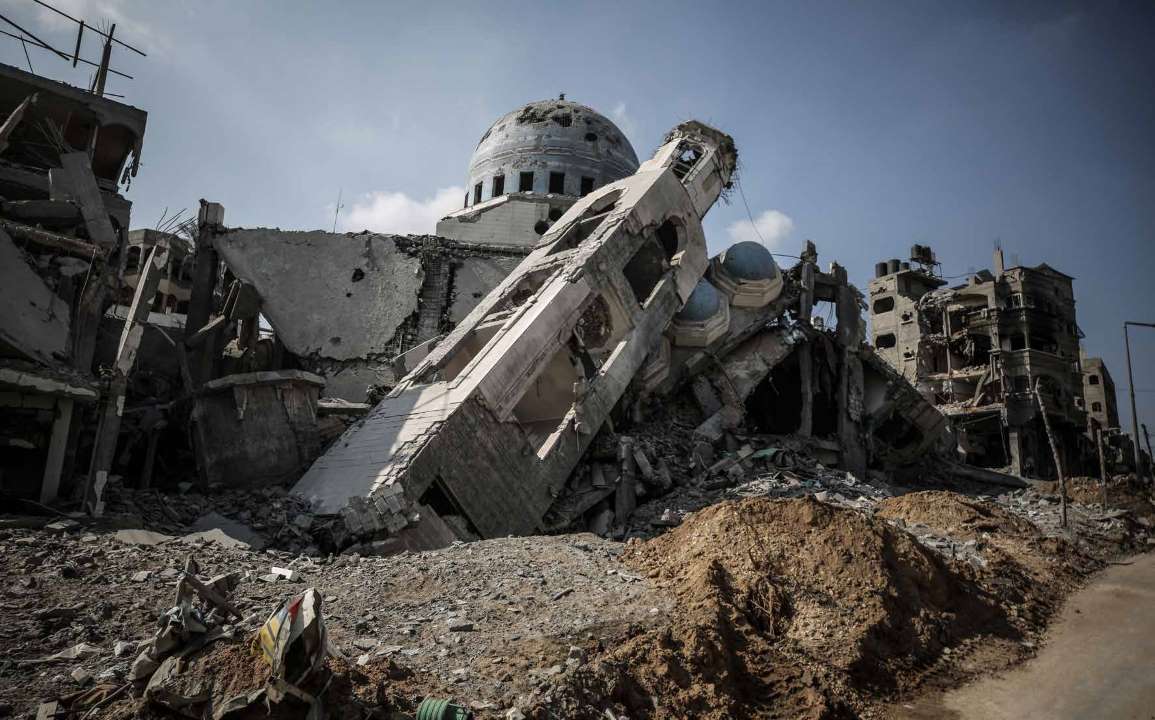 مسجد الشيخ سليم أبو مسلم في منطقة بيت لاهيا والمناطق المحيطة به تتحول إلى أنقاض نتيجة القصف الذي شنه الجيش الإسرائيلي.
