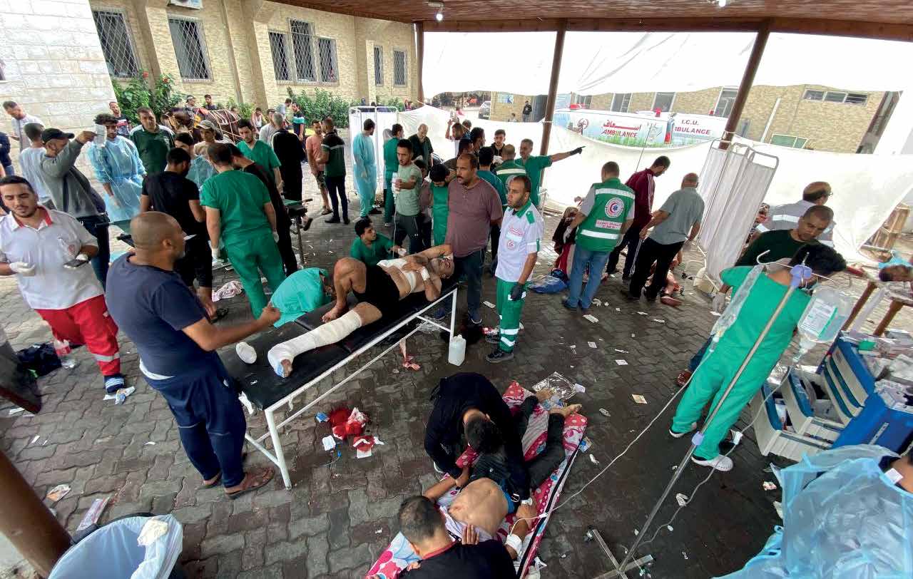 الجيش الإسرائيلي يواصل عمليات القصف المكثف على قطاع غزة المحاصر. فلسطينيون يهرعون لنقل مجموعة من الجرحى، بينهم أطفال، إلى المستشفى الأهلي العربي المعمداني في مدينة غزة. المستشفى تعرض لدمار جزئي بسبب الاعتداءات الإسرائيلية، ما اضطر الطواقم الطبية لتقديم الرعاية الطبية الأولية في حديقة المستشفى.
