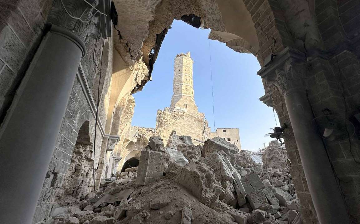 أثناء قصفه لقطاع غزة، دمر الجيش الإسرائيلي المسجد العمري الكبير في مدينة غزة، والذي يعود تاريخه إلى 14 قرنًا. المسجد، المعروف أيضًا باسم “مسجد غزة الكبير”، يتميز باحتوائه على خصائص معمارية من العهدين المملوكي والعثماني، وكان يُعد ثالث أكبر مسجد في فلسطين.