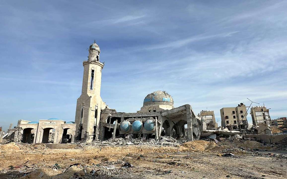 مسجد الشيخ زايد ذو القبة الزرقاء يتحول إلى أنقاض، نتيجة الهجمات التي شنها الجيش الإسرائيلي على مدينة الشيخ زايد في شمال قطاع غزة.