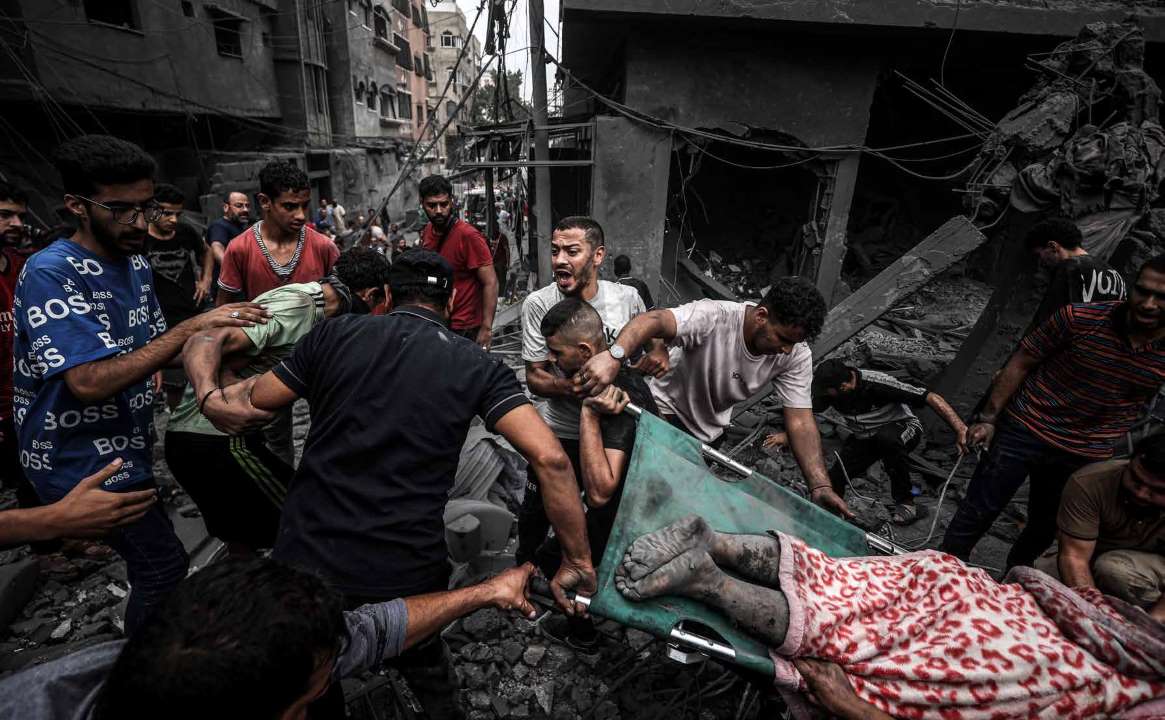 القوات الإسرائيلية تواصل هجماتها على قطاع غزة المحاصر في اليوم الحادي والعشرين من الهجمات. الاعتداءات والغارات الجوية التي استهدفت مخيم الشاطئ للاجئين غرب غزة، دمّرت بعض المباني بالكامل بينما أصيبت أخرى بأضرار كبيرة. فيما تم نقل الفلسطينيين الذين تم إخراجهم من تحت أنقاض المباني المدمرة إلى المستشفيات.