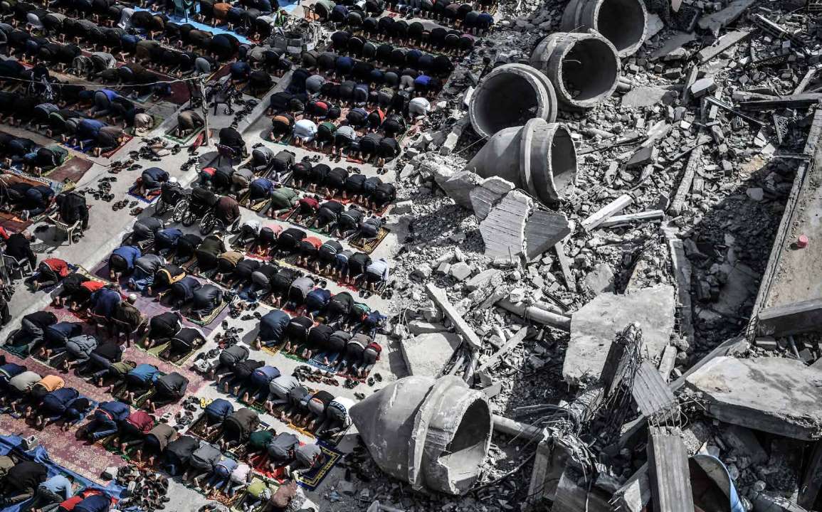 فلسطينيون في مدينة رفح بقطاع غزة يؤدّون صلاة الجمعة على أنقاض مسجد الفاروق، الذي دمرته الهجمات الإسرائيلية.