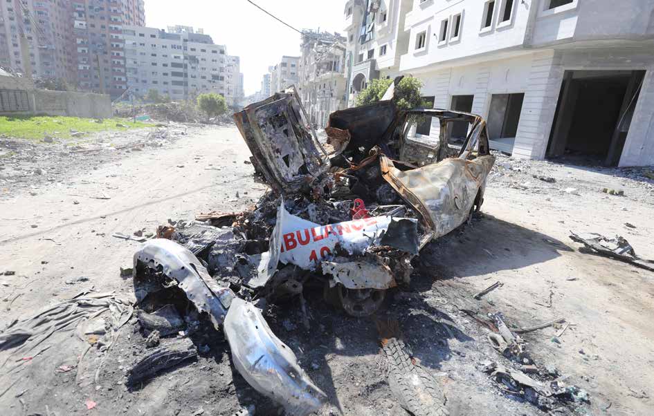 سيارة الإسعاف التابعة للهلال الأحمر الفلسطيني والتي كانت تحمل اثنين من المسعفين الذين كانوا في طريقهم لمساعدة هند رجب وأقاربها، تعرضت أيضًا للقصف من قبل الجيش الإسرائيلي.