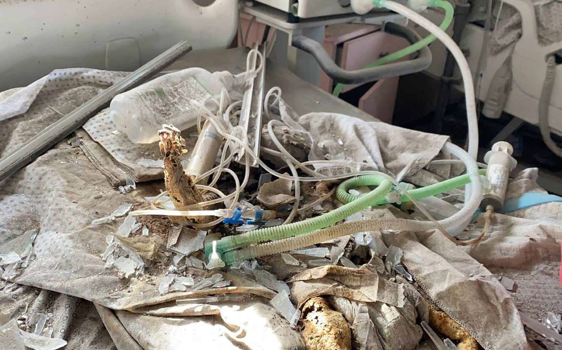 الجيش الإسرائيلي يواصل هجماته على قطاع غزة المحاصر منذ أكثر من 130 يوماً، فيما تستمر الجهود لتوثيق جرائم الحرب التي تحدث في المنطقة. جثث لأطفال رضع تُركت لتتعفن في وحدة العناية المركزة بمستشفى النصر الحكومي للأطفال في مدينة غزة، والذي تم إخلاؤها قسرياً من قبل إسرائيل. تم تصوير الجثث عقب انسحاب الجنود الإسرائيليين من المنطقة.