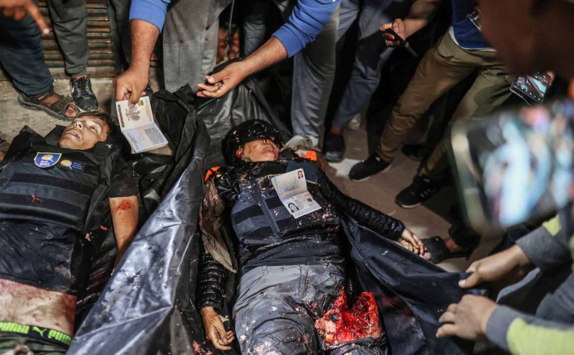 في مدينة دير البلح بقطاع غزة، الجيش الإسرائيلي يشن هجومًا على سيارتين تابعتين لمنظمة “وورلد سنترال كيتشن” (WCK)، وهي منظمة تطوعية دولية للإغاثة الإنسانية مقرها الولايات المتحدة. أسفر الهجوم عن مقتل 7 من موظفي المنظمة، يحملون جنسيات أسترالية وبولندية وبريطانية وأمريكية وكندية وفلسطينية.