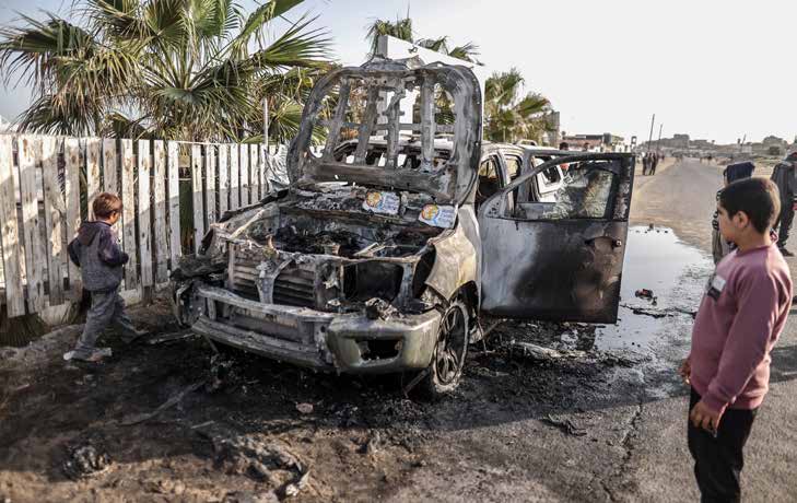 في مدينة دير البلح بقطاع غزة، الجيش الإسرائيلي يشن هجومًا على سيارتين تابعتين لمنظمة “وورلد سنترال كيتشن” (WCK)، وهي منظمة تطوعية دولية للإغاثة الإنسانية مقرها الولايات المتحدة. أسفر الهجوم عن مقتل 7 من موظفي المنظمة، يحملون جنسيات أسترالية وبولندية وبريطانية وأمريكية وكندية وفلسطينية.