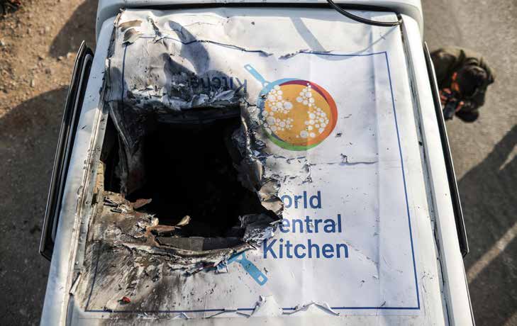 في مدينة دير البلح بقطاع غزة، الجيش الإسرائيلي يشن هجومًا على سيارتين تابعتين لمنظمة “وورلد سنترال كيتشن” (WCK)، وهي منظمة تطوعية دولية للإغاثة الإنسانية مقرها الولايات المتحدة. أسفر الهجوم عن مقتل 7 من موظفي المنظمة، يحملون جنسيات أسترالية وبولندية وبريطانية وأمريكية وكندية وفلسطينية.