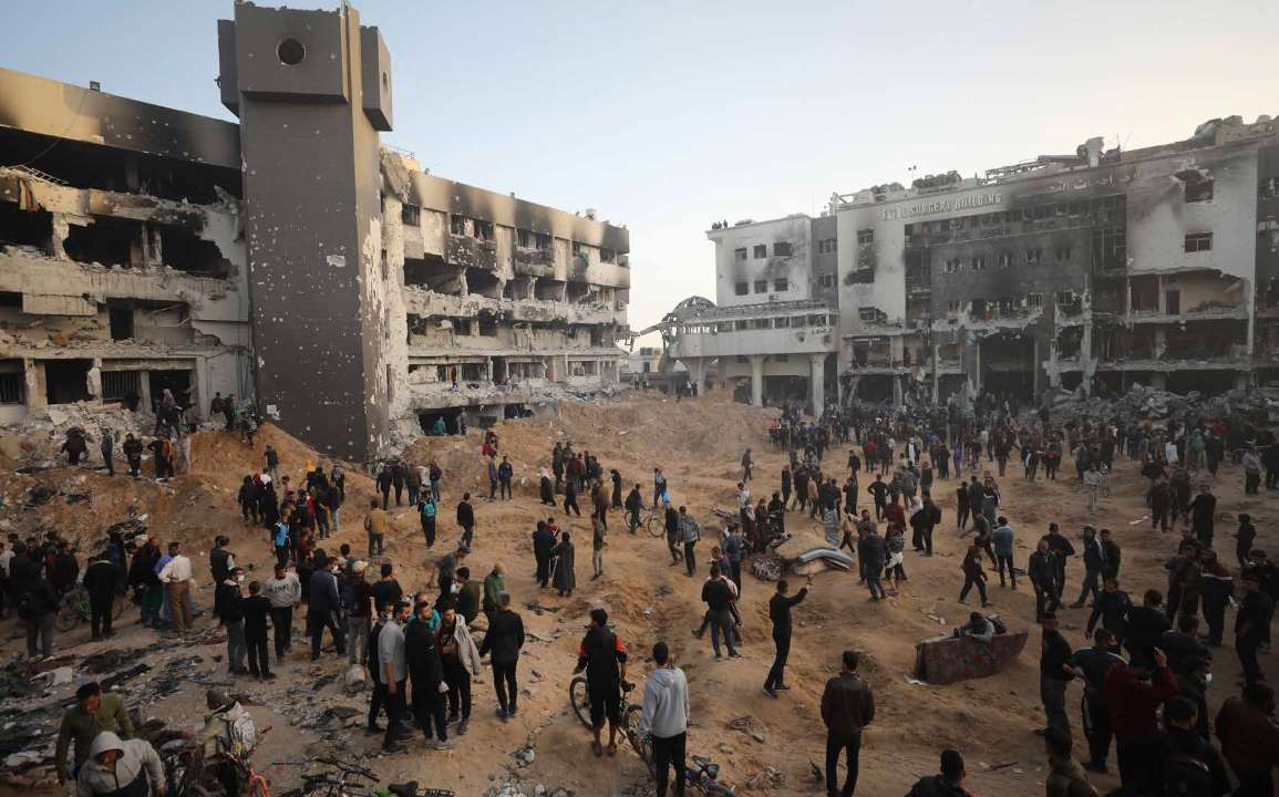 القوات الإسرائيلية تنسحب من مستشفى الشفاء، أكبر مجمع صحي في قطاع غزة، بعد احتلال استمر 14 يومًا، مخلفة وراءها العديد من القتلى. وخلال احتلالها المستشفى، تعمدت القوات الإسرائيلية تدمير العديد من المرافق والأجهزة الطبية، فيما تعرضت المباني المحيطة بالمستشفى لأضرار جسيمة.