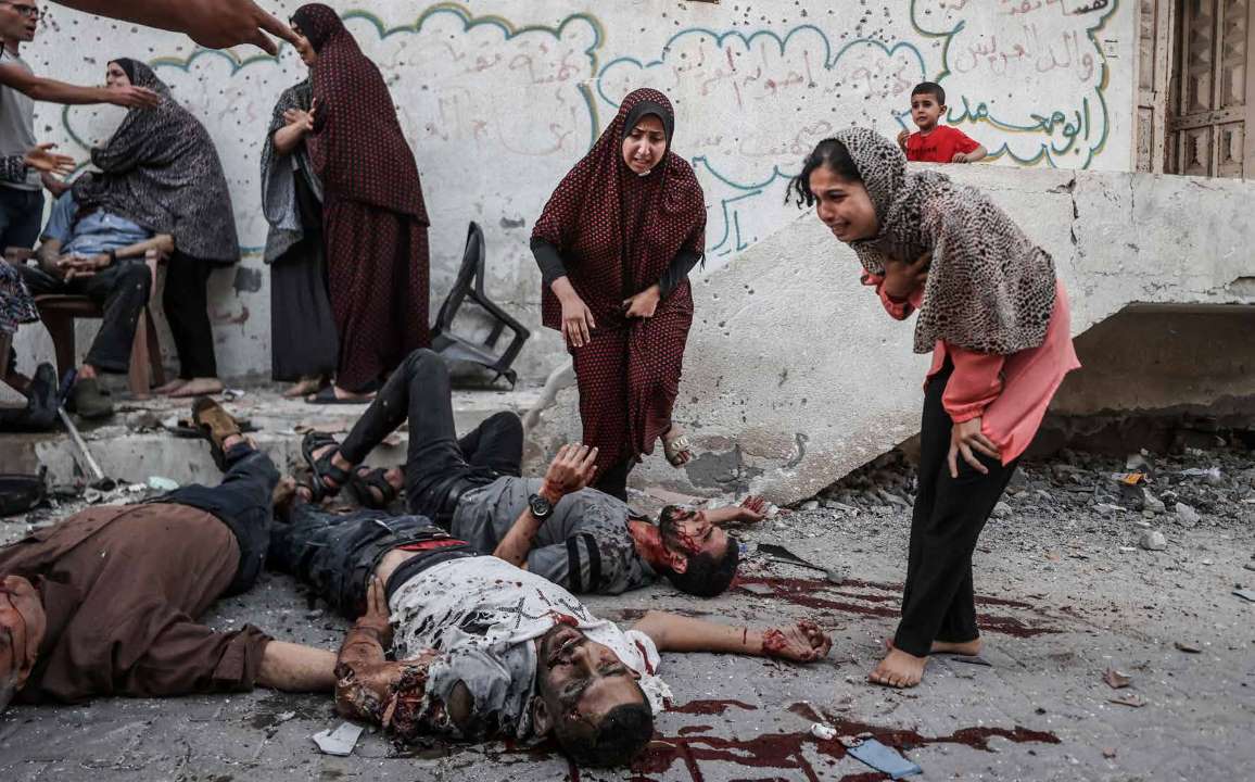 قوات الجيش الإسرائيلي تشن هجمات على شمال وجنوب قطاع غزة المحاصر، مما أدى إلى مقتل 23 فلسطينيًا بينهم نساء وأطفال. كما أسفرت الغارة على منزل في مدينة دير البلح عن مقتل 6 أشخاص.