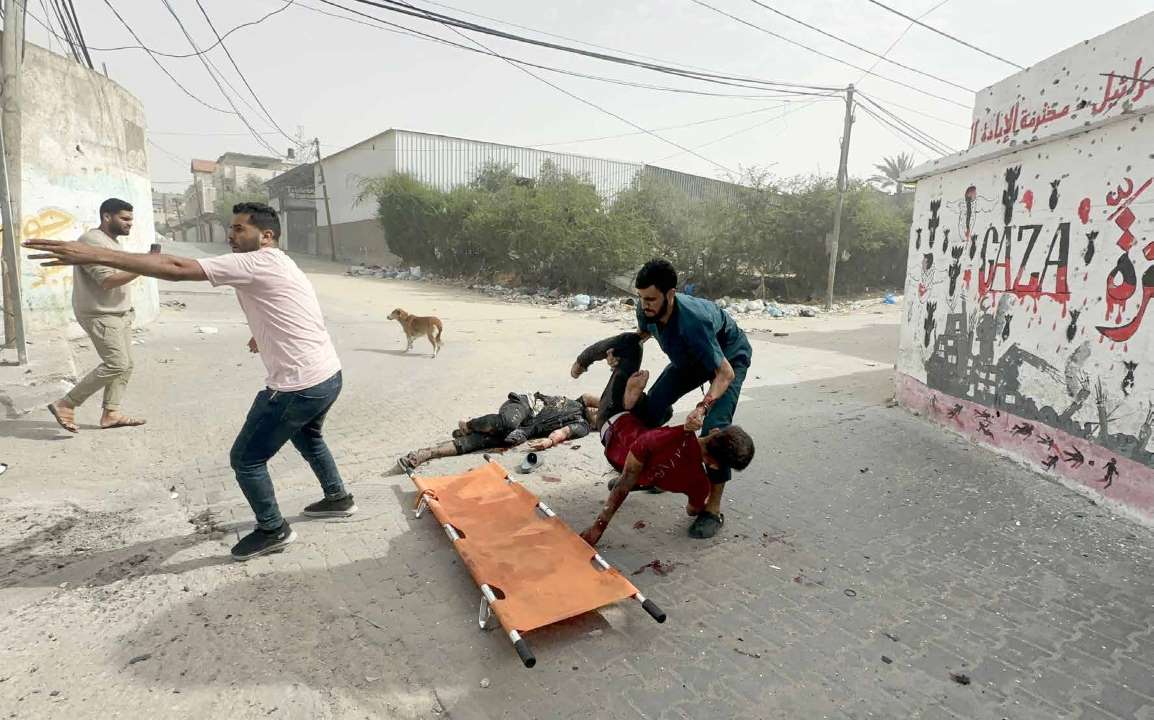 قامت قوات الجيش الإسرائيلي بشن هجوم بواسطة طائرة بدون طيار بالقرب من مستشفى الكويت في مدينة رفح جنوب قطاع غزة، مما أدى إلى مقتل اثنين من العاملين الفلسطينيين في المستشفى.