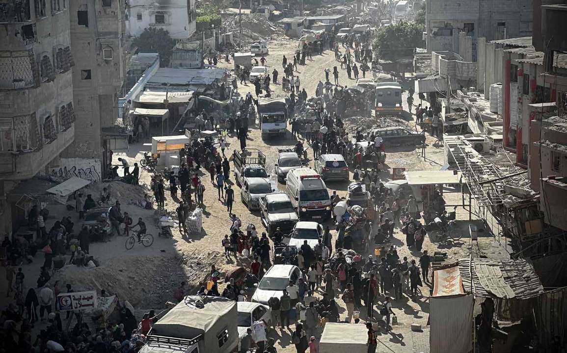 بعد التحذير الذي وجهه الجيش الإسرائيلي بخصوص الإخلاء، فلسطينيون في شرق مدينة خان يونس يبدأون رحلة جديدة من النزوح إلى مناطق يعتقدون أنها أكثر أماناً.