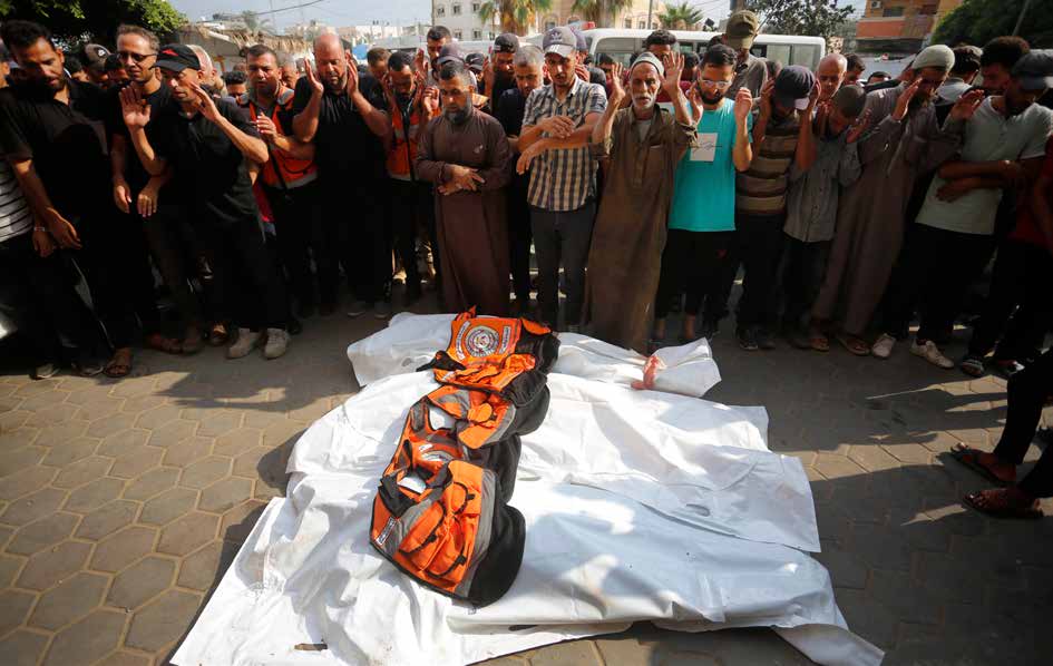 الجيش الإسرائيلي يشن هجومًا على مقر الدفاع المدني في مخيم النصيرات للاجئين وسط قطاع غزة. الهجوم يسفر عن مقتل ثلاثة من أفراد الدفاع المدني وإصابة اثني عشر آخرين. فلسطينيون يؤدون صلاة الجنازة ويشاركون بمراسم تشييع ضحايا الهجمات الإسرائيلية في مستشفى شهداء الأقصى بمدينة دير البلح.