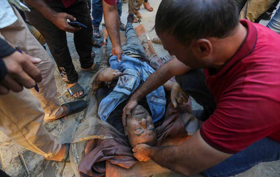 مقتل موظف فلسطيني يعمل في وكالة الأمم المتحدة لغوث وتشغيل اللاجئين الفلسطينيين (الأونروا)، في هجوم شنه الجيش الإسرائيلي على مخيم البريج للاجئين. فلسطينيون ينقلون جثمان الضحية إلى مستشفى شهداء الأقصى في مدينة دير البلح.