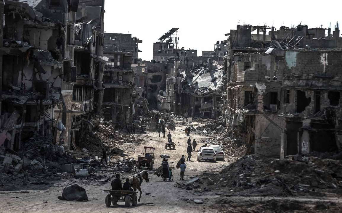 الجيش الإسرائيلي يخلّف دمارًا كبيرًا بعد انسحابه من مدينة خان يونس، حيث بات من الصعب تحديد الشوارع والأزقة. فيما بدأ بعض سكان المنطقة من الفلسطينيين بالعودة إلى منازلهم. خلال جلسة محكمة العدل الدولية التي نوقشت فيها مطالبات جنوب أفريقيا بتدابير إضافية ضد إسرائيل، قامت المحامية الدكتورة عديلة هاشم، التي تمثل جنوب أفريقيا، بعرض هذه الصورة على أعضاء المحكمة والمشاركين في الجلسة.