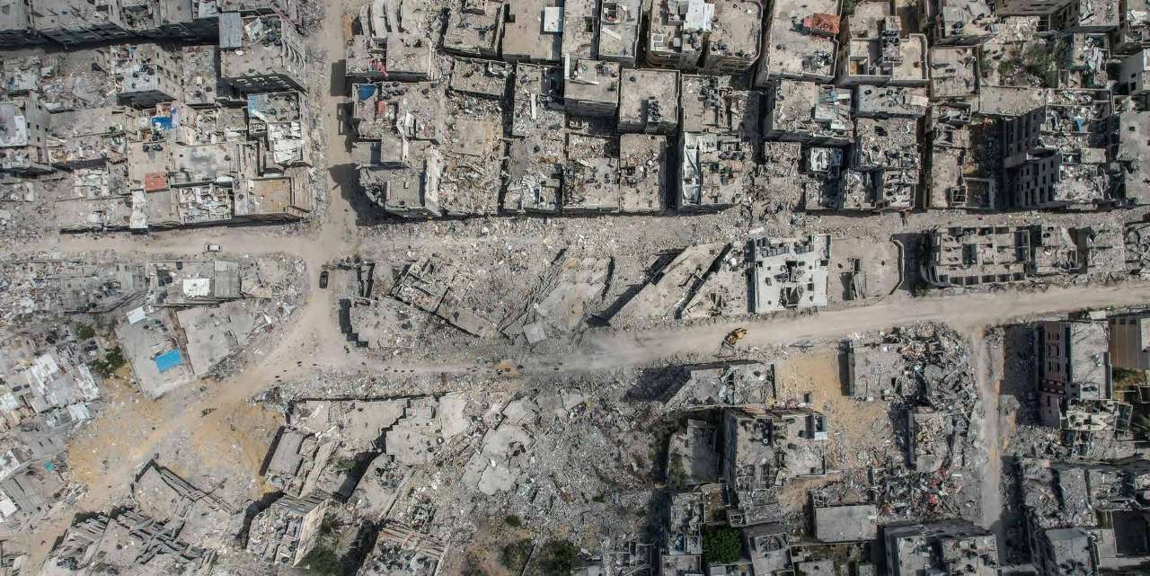 الجيش الإسرائيلي يسوي مدينة خان يونس في غزة بالأرض، قبل انسحبه منها تاركًا خلفه دمارًا هائلًا، بعد أسابيع من القصف المتواصل. الفلسطينيون يقفون على ركام منازلهم، حيث لم يبقَ أي مبنى قائم تقريبًا. كما لم تسلم الطرق والمتاجر والبنية التحتية في المدينة من الدمار الذي تسببت به الهجمات الإسرائيلية.
