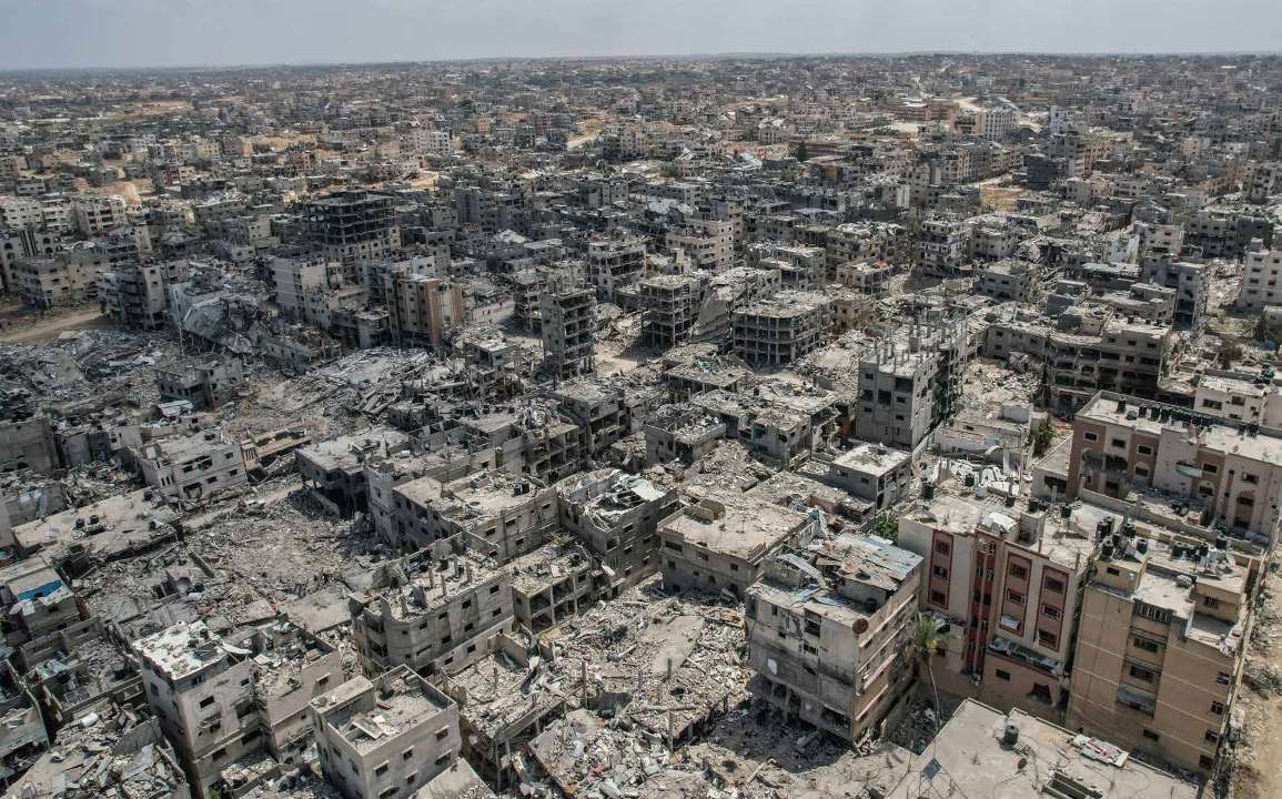 القصف الإسرائيلي الذي استمر لأسابيع على خان يونس يخلف دمارًا هائلًا.