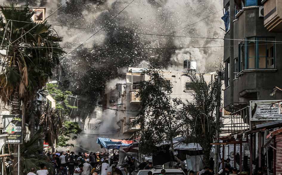 الجيش الإسرائيلي يشن هجومًا على مبنى المغازي الواقع في مخيم البريج وسط قطاع غزة.