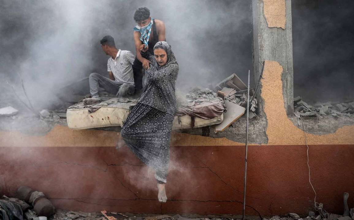 الجيش الإسرائيلي يشن هجومًا على منزل عائلة أبو عيشة في مدينة دير البلح، مما أسفر عن سقوط قتلى وجرحى.