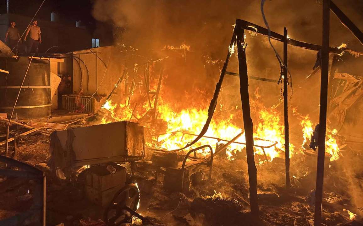 الجيش الإسرائيلي يستهدف خيام لنازحين فلسطينيين في ساحة مستشفى شهداء الأقصى في مدينة دير البلح. الهجوم يسفر عن مقتل ما لا يقل عن 5 أشخاص وإصابة آخرين بجروح.