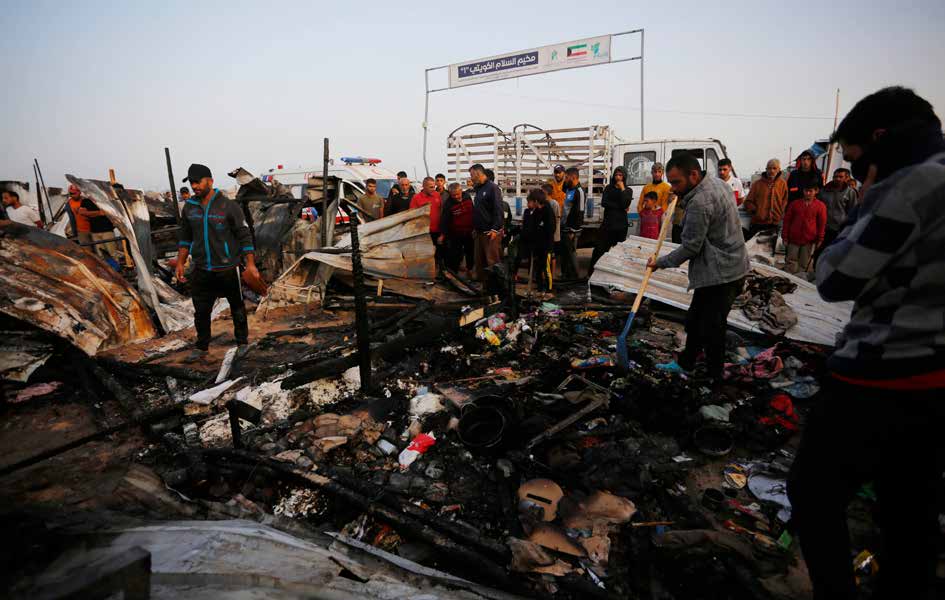الجيش الإسرائيلي يقصف مخيمًا للنازحين الفلسطينيين في رفح، مما أسفر عن مقتل العشرات.
