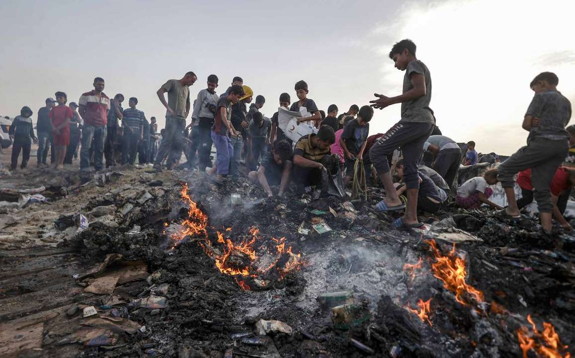 طائرات حربية إسرائيلية قصفت مخيمًا للنازحين الفلسطينيين في شمال غرب مدينة رفح. أسفر القصف عن مقتل العشرات من الفلسطينيين، بينهم أطفال.