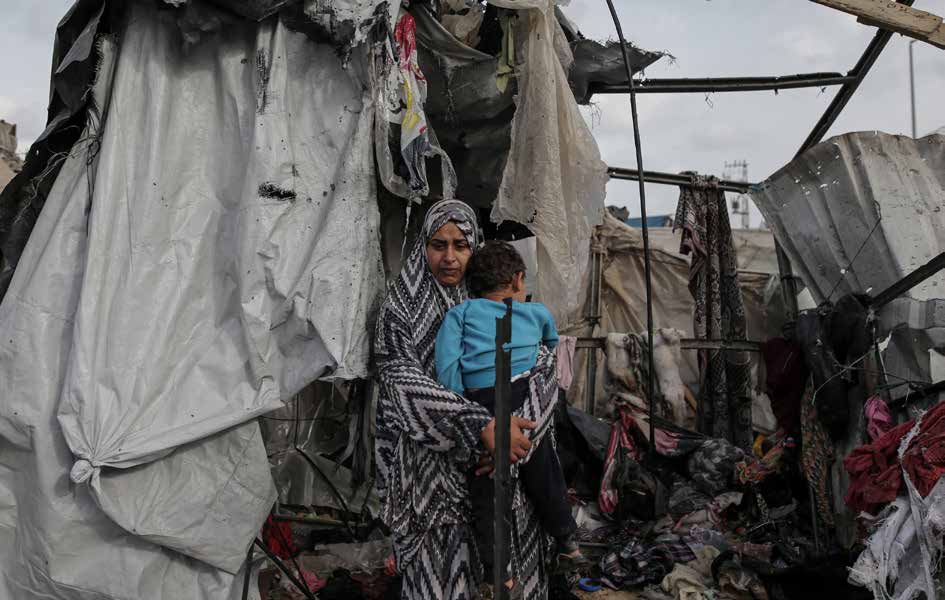خلال الهجوم الذي شنته قوات الجيش الإسرائيلي على مدينة رفح في غزة، استهدفت قوات الاحتلال مخيمًا أقيم على عجل بجوار مبنى وكالة الأمم المتحدة لإغاثة وتشغيل اللاجئين الفلسطينيين (الأونروا)، وقد أسفر هذا الهجوم عن وقوع قتلى وجرحى.