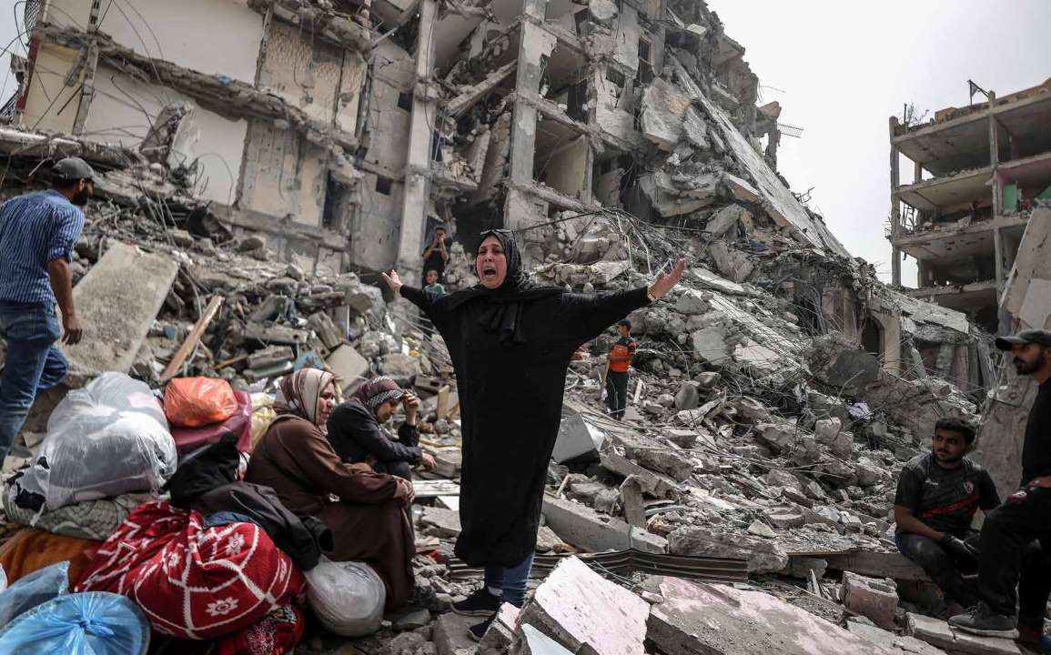 الجيش الإسرائيلي ينسحب من من الجزء الشمالي لمخيم النصيرات للاجئين بعد عملية استمرت ثمانية أيام. ومع انسحاب القوات الإسرائيلية، تكشفت فظاعة الأضرار وحجم الدمار في المنطقة. فلسطينيون يصابون بحزن شديد عند رؤيتهم أنقاض بيوتهم المدمّرة.