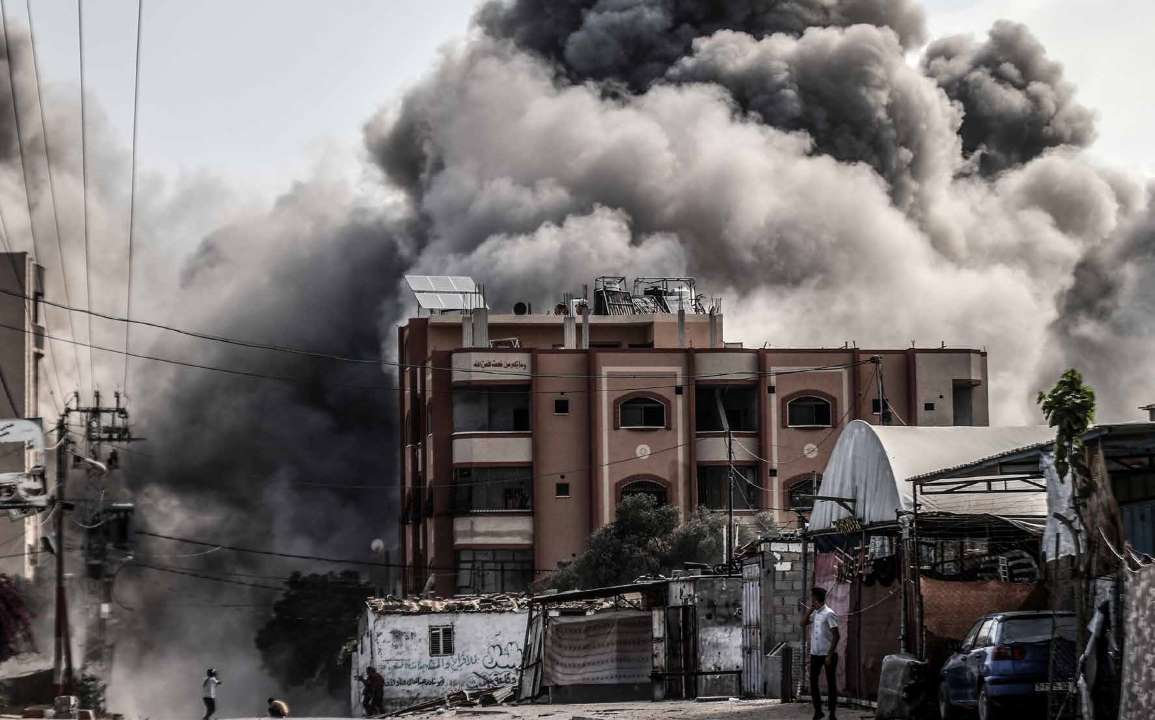 لحظة الهجوم الذي شنته قوات الجيش الإسرائيلي على أحد المباني السكنية في مخيم النصيرات للاجئين.
