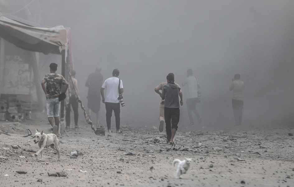 الجيش الإسرائيلي يشن هجومًا على بعض المباني في مخيم النصيرات للاجئين وسط غزة، حيث غمرت سحب الدخان والغبار الناتجة عن الهجوم المنطقة التي يوجد فيها صحفيون جاؤوا لتوثيق الأحداث.