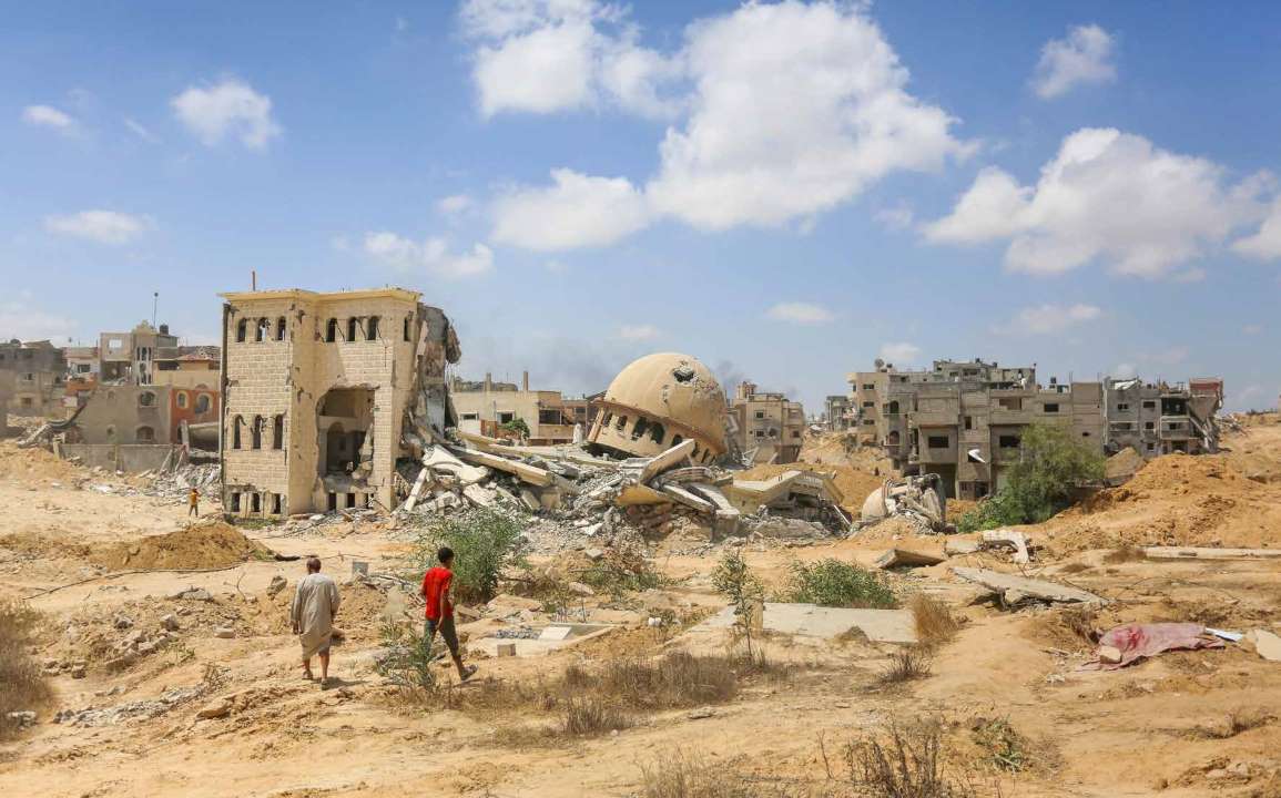 الجيش الإسرائيلي يواصل منذ 22 يوليو/ تمّوز شن هجمات برّية على مدينة خان يونس جنوب قطاع غزّة، رغم إعلانه المنطقة “منطقة آمنة”.