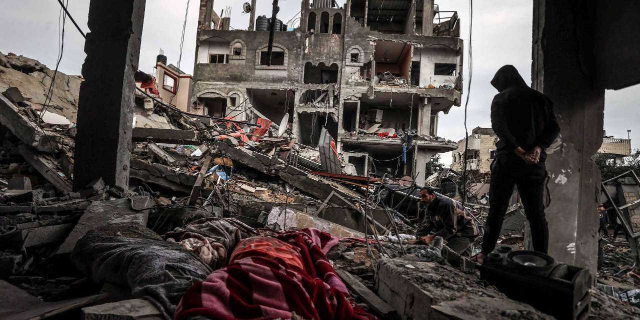 مقتل 70 فلسطينيًا في الهجوم الجوي الذي شنته القوات الإسرائيلية على المنازل السكنية في مخيم المغازي للاجئين وسط قطاع غزة. وقد أسفر الهجوم عن تدمير كامل لبعض المباني وتعرض البعض الآخر لأضرار جسيمة.