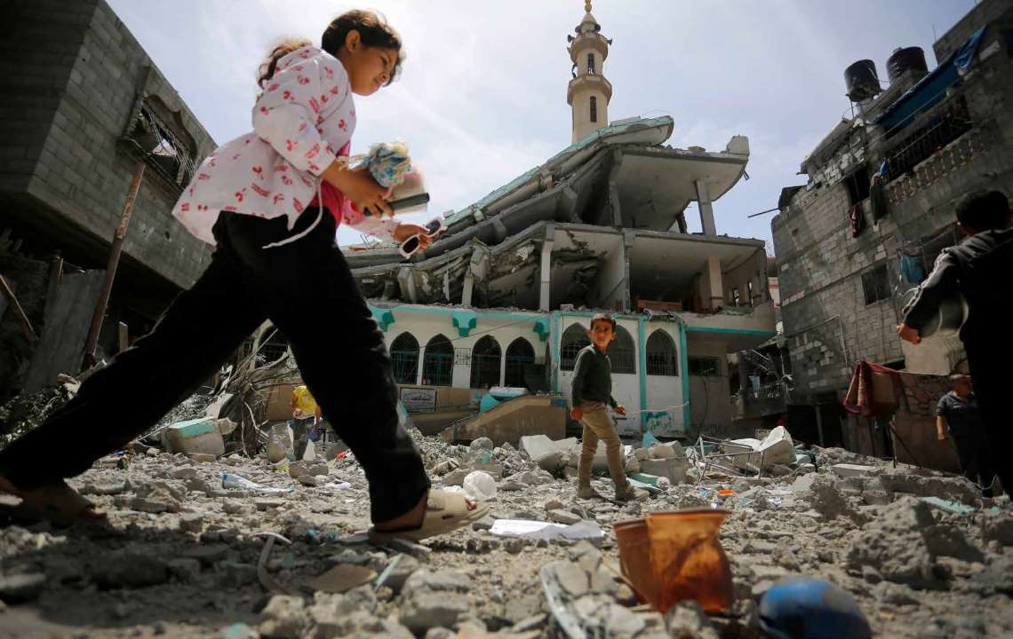 الطائرات الحربية الإسرائيلية تقصف مسجد التقوى في مخيم البريج وسط قطاع غزة. أدى القصف إلى تدمير جزء من المسجد، وتسبب في أضرار بالمباني المحيطة به.