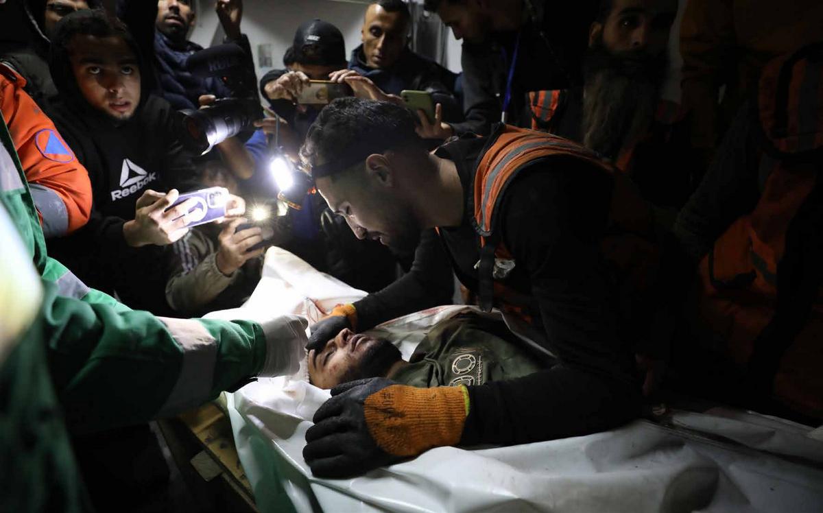 نقل جثامين أفراد الدفاع المدني الفلسطيني الذين استشهدوا جراء هجوم الجيش الإسرائيلي على حي الصبرة في غزة، إلى مستشفى الأهلي العربي المعمداني، حيث تم توثيق المأساة التي حلت بهم أثناء أداء مهامهم الإنسانية.