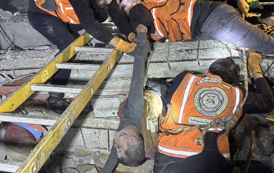 بعد الهجوم الذي شنّه الجيش الإسرائيلي على منزل عائلة عروق في حي رضوان بوسط غزة، تمكنت فرق الدفاع المدني وأهالي الحي من العثور على جثمان طفل فلسطيني تحت الأنقاض. وأسفر الهجوم عن استشهاد أكثر من 10 أشخاص.