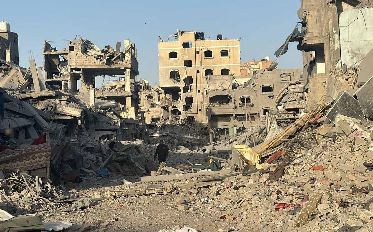 انسحب الجيش الإسرائيلي من مستشفى كمال عدوان في شمال قطاع غزة، تاركًا دمارًا واسعًا خلفه. وأسفرت العمليات التي نفذتها القوات المقتحمة عن هدم عدد من المنازل المحيطة بالمستشفى، إضافة إلى أضرار جسيمة لحقت بالمبنى الطبي ومحيطه.