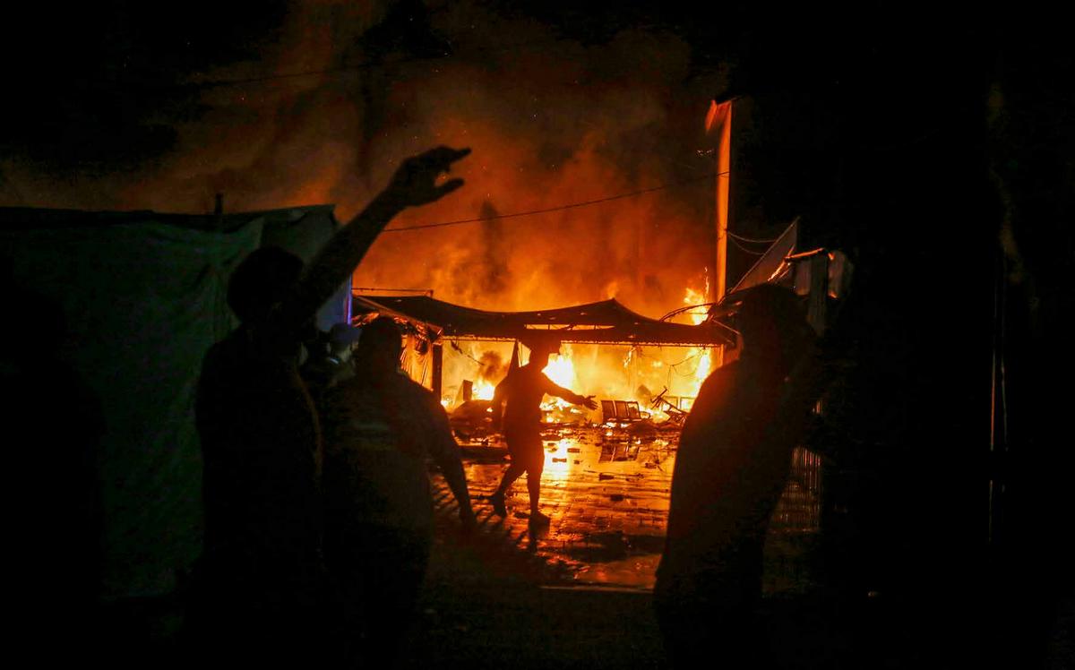 الجيش الإسرائيلي يستهدف خيام النازحين المدنيين في ساحة مستشفى شهداء الأقصى بقطاع غزة، مما أدى وفقًا للتقديرات الأولية إلى استشهاد 3 أشخاص وإصابة 40 آخرين بجروح متفاوتة الخطورة.