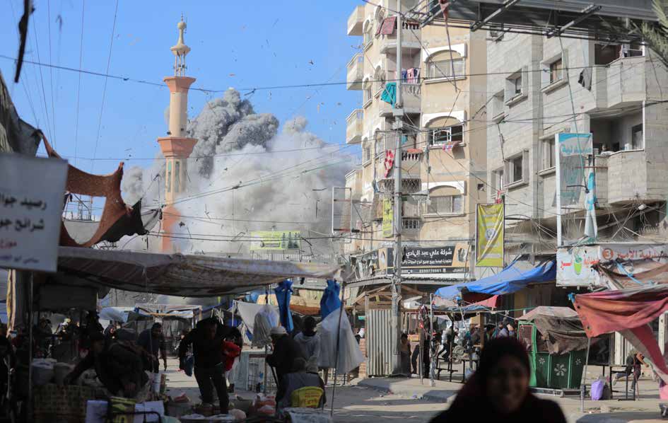 الجيش الإسرائيلي يشن غارة جوية على مسجد الفاروق في مخيم النصيرات للاجئين بوسط قطاع غزة، مما أسفر عن تصاعد كثيف لأعمدة الدخان والغبار التي غطّت المنطقة المحيطة بالموقع المستهدف.