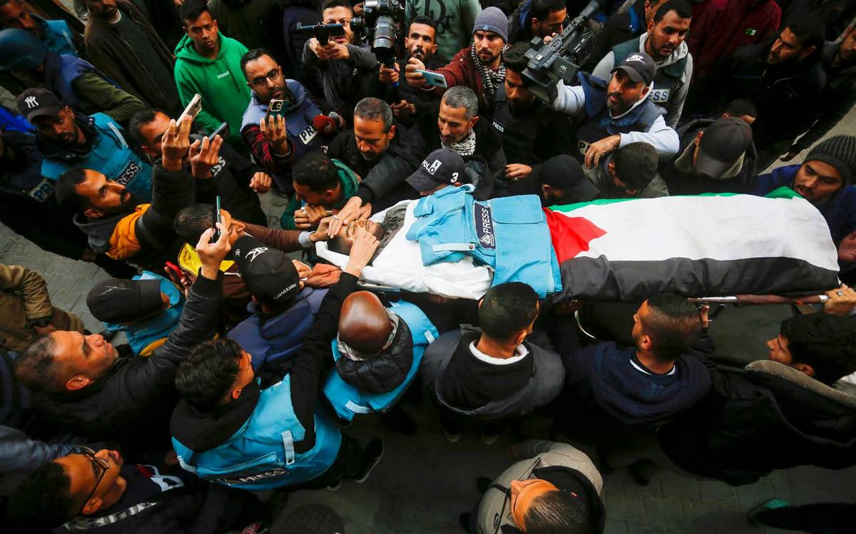 في اليوم العالمي للصحفيين العاملين الموافق 10 يناير/ كانون الثاني، استُشهد سعيد أبو نبهان، المصور الصحفي في وكالة الأناضول، أثناء أداء عمله في مخيم النصيرات للاجئين بوسط قطاع غزة، بعد أن استهدفه قنّاص من الجيش الإسرائيلي برصاصة قاتلة.وفي مستشفى العودة، أقيمت مراسم تشييع جثمان أبو نبهان، حيث ودّعه زملاؤه الصحفيون وأفراد عائلته، وسط أجواء من الحزن والغضب.