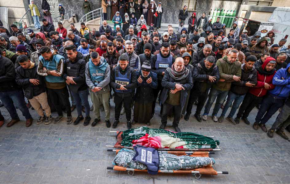 استُشهدت الصحفية الفلسطينية أريج شاهين ووالدتها جراء هجوم شنّه الجيش الإسرائيلي على أحد المنازل في مخيم النصيرات بوسط قطاع غزة. وتم نقل جثماني شاهين ووالدتها إلى مستشفى العودة في المخيم. وفي مفارقة مؤلمة، شارك المصور الصحفي في وكالة الأناضول، سعيد أبو نبهان (يسارًا) في مراسم تشييع زميلته شاهين، قبل أن يُستهدف بعد أيام قليلة في 10 يناير/ كانون الثاني 2025 برصاص قناص إسرائيلي أثناء أداء عمله.