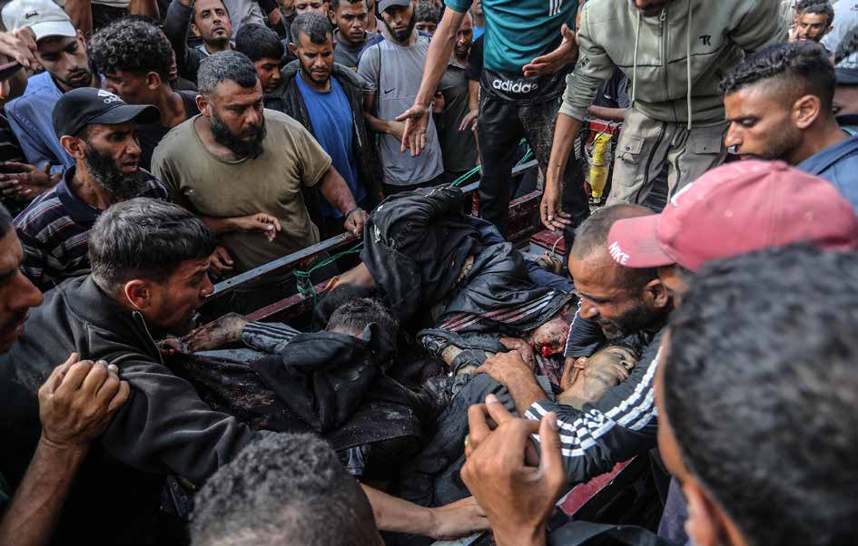 نقل جثامين الشهداء والجرحى الفلسطينيين الذين سقطوا في هجمات شنتها إسرائيل على أشخاص كانوا بانتظار المساعدات الإنسانية، إلى مستشفى ناصر في خان يونس، جنوب قطاع غزة.