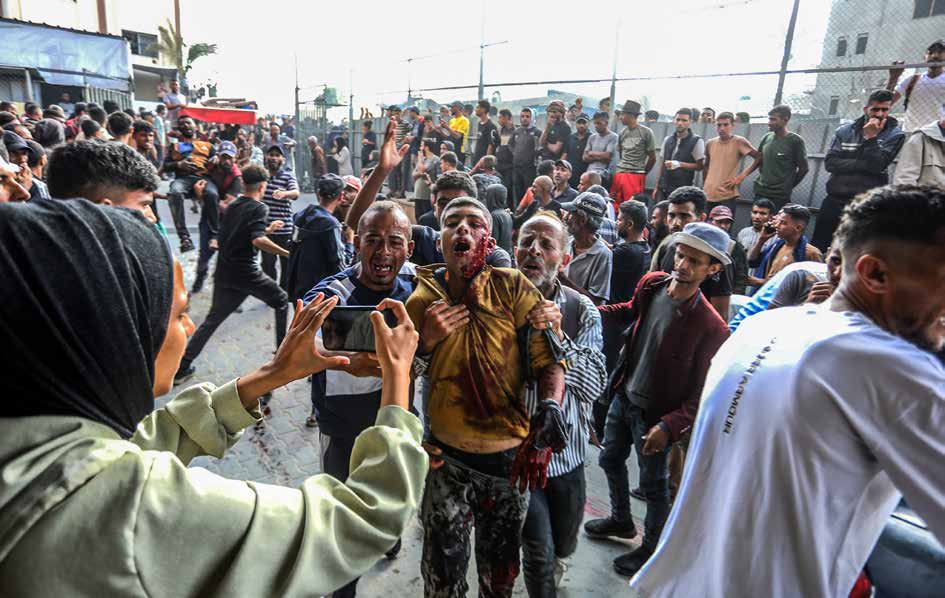 نقل شهداء وجرحى فلسطينيين ممن سقطوا في هجوم شنّه الجيش الإسرائيلي مستهدفًا أشخاصًا كانوا بانتظار المساعدات الإنسانية في خان يونس، إلى مستشفى ناصر عقب الهجوم.