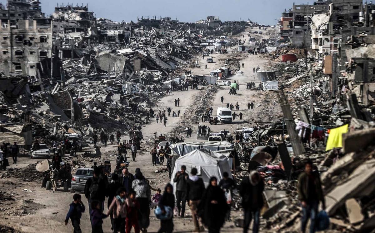 يحاول الفلسطينيون في مدينة غزة، التي تعرّضت لدمار واسع ولم يتبقَّ فيها تقريبًا أي مبنى سليم، إلى جانب سكان شمال قطاع غزة، التمسك بالحياة وسط الركام. وخلال هجماته على غزة، دمّر الجيش الإسرائيلي عمدًا منازل المدنيين، إضافة إلى مبانٍ تابعة للأمم المتحدة كانت تُستخدم كملاجئ، ومدارس، ومستشفيات، ومساجد، وكنائس، والعديد من المواقع التاريخية. في الوقت نفسه، يستمر الفلسطينيون الذين نزحوا جراء الهجمات في العودة من الجنوب إلى أراضيهم في الشمال.